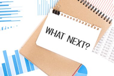 Masaya beyaz kâğıt üzerinde ve diyagramla birlikte kahverengi kağıt not defterinde ne yazdığını yaz. İş konsepti