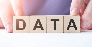 İş adamı elinde tahta küp bloğu ile DATA 'nın iş sözcüğünü tutuyor. Görev, Vizyon ve temel değerler kavramı