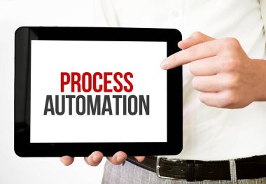 Tablet üzerindeki Metin İşlem Otomasyonu beyaz fırında işadamlarının ellerinde. İş konsepti