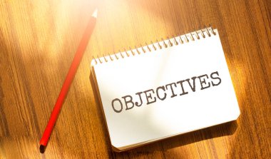 Tahta masadaki defter ve kalem, metin için kopyalama alanı, buruşuk sarı kağıt üzerindeki yazıt, çalışma yeri, beyin fırtınası