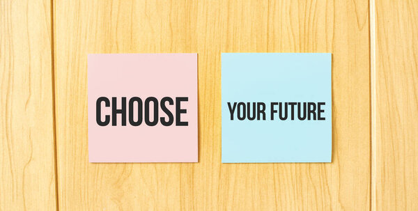 Выбери свое будущее на розовой и синей квадратной наклейке на деревянной стене