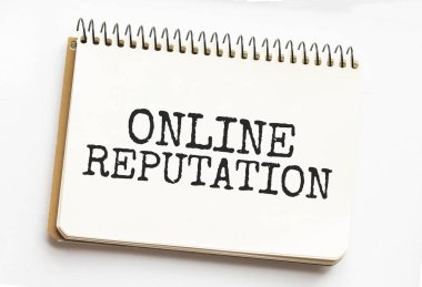 Ofis masasındaki mali tabloların üzerinde duran bir not defterinin sayfasına ONLINE 'ı yaz. Hesap makinesinin ve işaretleyicinin yanında. İş konsepti.