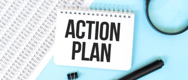 Mali belgelerde beyaz not defteri ve büyüteç. Mesaj Eylem Planı. İş konsepti