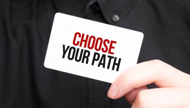 İş adamı elinde metin olan bir kart tutuyor. PATH, iş konseptini seçin.