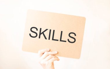 Kapalı kapılar ardında el ele tutuşan işadamı, boş kağıt kağıtları gösteriyor. Boş beyaz tahta boşluğunu, mesaj kuralı ya da protesto sözcüğü için taklit ediyor. Metin Değiştirme