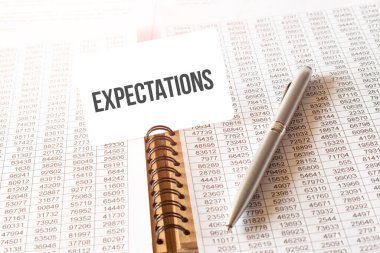 Kağıt kart, kalem, masadaki mali belgeler - iş, bankacılık, finans ve yatırım konsepti üzerine metin beklentileri. borsa grafiğini kapat.