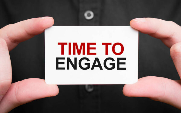 Бизнесмен с текстовой картой Time To Engage, бизнес-концепция