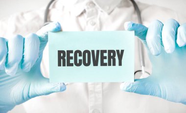 Doktor elinde kart tutuyor ve 