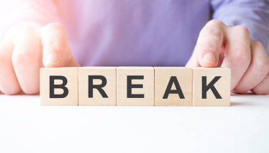 İş adamı elinde tahta küp blokla masa arkasında yeni bir iş sözcüğü tutuyor. Görev, Vizyon ve temel değerler kavramı