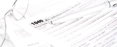 Amerikan vergi formu 1040 gümüş kalem ve gözlüklü