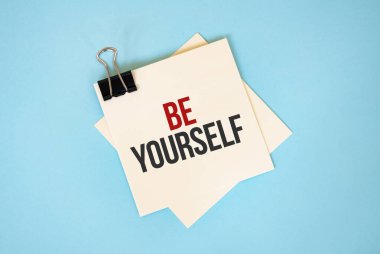 Metin, kırmızı arkaplanda izole edilmiş kopyalama alanı ve ataç içeren yapışkan notlarda kendiniz olun. Finans ve ekonomi konsepti.