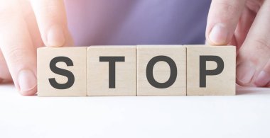 İş adamı elinde tahta blokla masa arkasında DUR iş sözcüğü tutuyor. Görev, Vizyon ve temel değerler kavramı