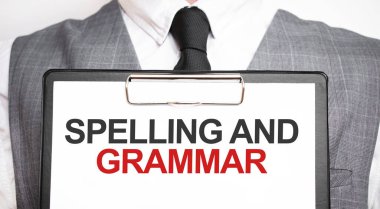 Kağıt tutmakta olan İşadamı Yazım ve Dilbilgisi Bilgisi