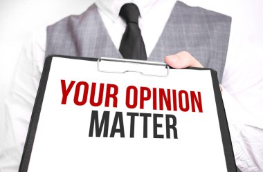 Elinde bir kağıt tutmakta olan bir iş adamı. Mesajınız var.