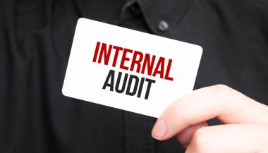 İş adamının elinde içinde metin olan bir INTERNAL AUDIT, iş konsepti