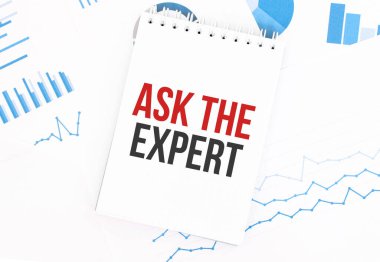 Üzerinde yazı olan beyaz not defteri. Finansal belgelerde Uzmana sorun. Finans ve iş konsepti