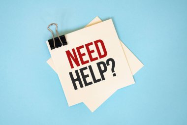 Fotokopi alanı ve ataç ile birlikte kırmızı arkaplanda izole edilmiş yapışkan notlar üzerinde metin yardımına ihtiyaç var. Finans ve ekonomi konsepti.