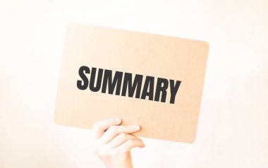 Kapalı kapılar ardında el ele tutuşan işadamı, boş kağıt kağıtları gösteriyor. Boş beyaz tahta boşluğunu, mesaj kuralı ya da protesto sözcüğü için taklit ediyor. Metin özeti