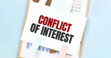 Kağıt tabakta yazı olması çıkar çatışması yaratır. Diyagram, not defteri ve mavi arkaplan