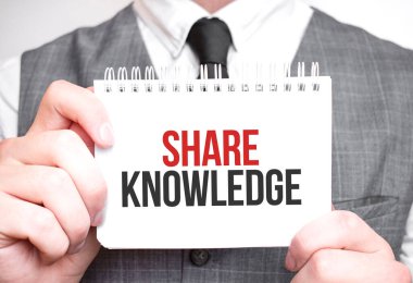 Metin Paylaşımlı Not Defteri olan İşadamı