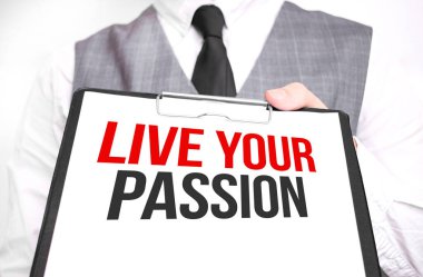 Kağıt tutan bir iş adamı. Mesajı olan bir iş adamı.