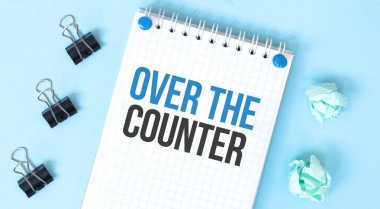 Mavi arkaplanda COUNTER üzerinden metin ve ofis araçları üzerine beyaz not defteri