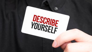 İş adamı elinde yazılı bir kart tutuyor. DESCRIBE kendin, iş konsepti.