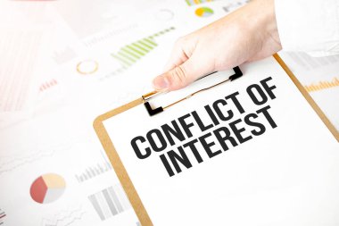 Finansal diyagramı olan iş adamlarının elindeki beyaz kağıt tabakta REFuND 'a mesaj at. İş konsepti