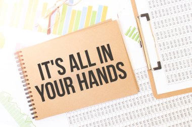 El işi renkli not defterinin üstündeki grafikte hepsi senin imzan var. Masada mali belgelerle birlikte not defteri var.