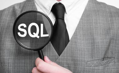 Beyaz arka planda büyüteç olan bir iş adamı. SQL işareti