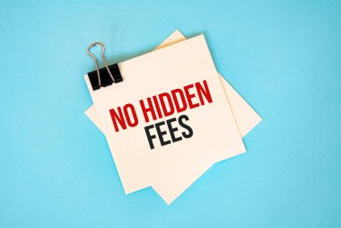 Fotokopi alanı ve ataç ile kırmızı zemine izole edilmiş yapışkan notlara HAYIR gizli ücretler. Finans ve ekonomi konsepti.