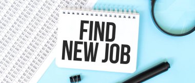 Mali belgelerde beyaz not defteri ve büyüteç. Metin Yeni bir iş bul. İş konsepti