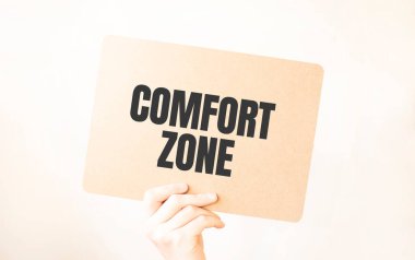 Kapalı kapılar ardında el ele tutuşan işadamı, boş kağıt kağıtları gösteriyor. Boş beyaz tahta boşluğunu, mesaj kuralı ya da protesto sözcüğü için taklit ediyor. Metin Konforu Bölgesi