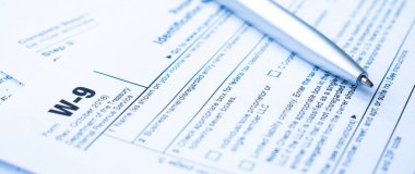 Gelir vergisi formu ve kalem. Finans kavramı.