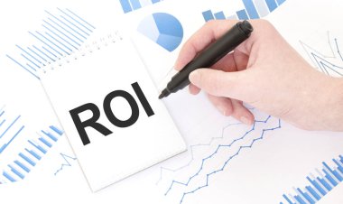 Siyah kalemli bir işadamı, kısa mesaj defteri, iş konsepti