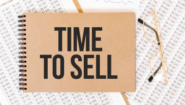 Metin şirketi haberleriyle birlikte el işi renkli not defteri. Gözlüklü ve metin belgeli not defteri. İş konsepti