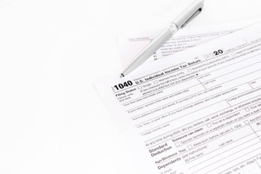 1040 vergi formu dolduruluyor. Sığ alan derinliği