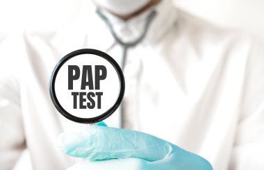 PAP TEST yazılı steteskop tutan bir doktor. Tıbbi konsept.