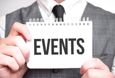 Elinde not defteri olan bir iş adamı. İş dünyası