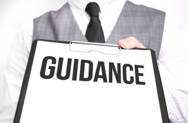 Elinde mesaj rehberi olan bir kağıt parçası tutan bir iş adamı.