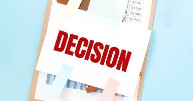 Kağıt tabakta metin var. Karar senin. Diyagram, not defteri ve mavi arkaplan