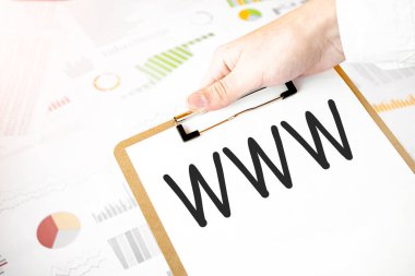 Beyaz kağıt tabağa yazılmış yazı işadamlarının elinde ve finansal diyagramı var. İş konsepti