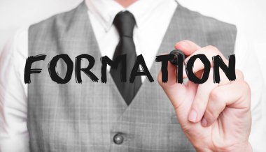 İşadamı keçeli sözcük formasyonu yazıyor.