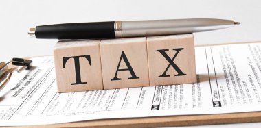 Bozuk paraların ve vergilendirilmiş tahta küplerin önü. İş konsepti.