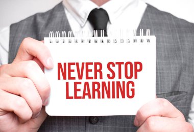 Not defteri olan bir iş adamı Asla Durmadan Öğreniyor.