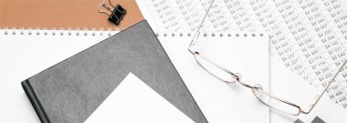 Vergi Formu 1040 ve büyüteç. Vergi kavramı