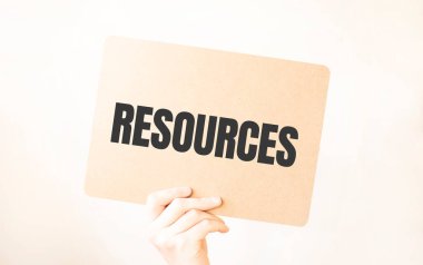 Kapalı kapılar ardında el ele tutuşan işadamı, boş kağıt kağıtları gösteriyor. Boş beyaz tahta boşluğunu, mesaj kuralı ya da protesto sözcüğü için taklit ediyor. Metin KURUMLAR