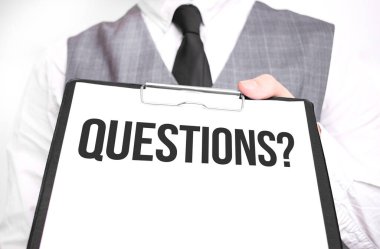 Elinde bir kâğıt tutmakta olan bir iş adamı.