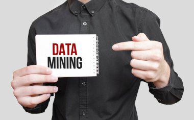 Üzerinde DATA Madencilik yazan bir kart tutan iş adamı, iş konsepti