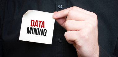 Üzerinde DATA Madencilik yazan bir kart tutan iş adamı, iş konsepti